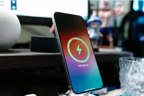 桥东苹果15换屏服务分享用什么充电器给iPhone15充电更好 